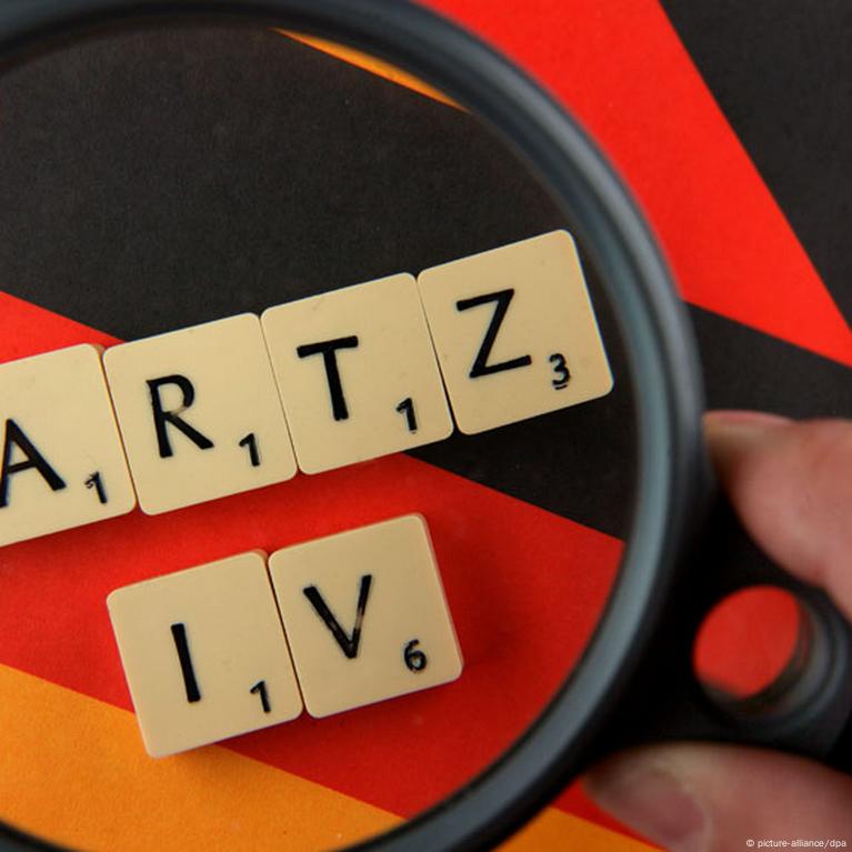 社會勞働研究 第36卷 第4号 1990年 法定労働時間週44時間の特例措置は撤廃されるか、現在、労働者