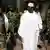 Yahya Jammeh umringt von Soldaten (Foto: Reuters)