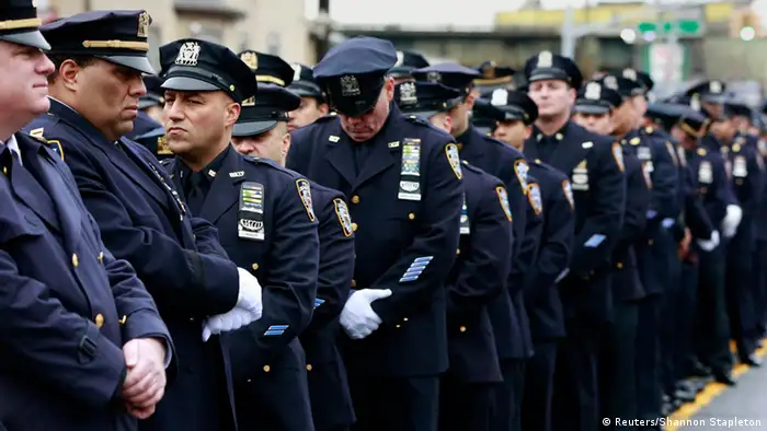New York Polizisten bei der Beerdigung von Wenjian Liu 4.1.2015