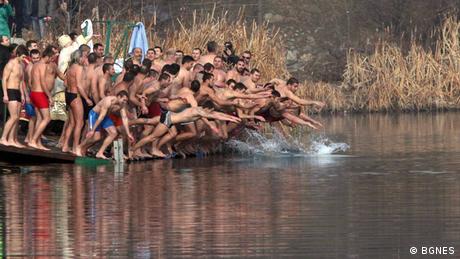 Всяка година на 6 януари млади мъже от всички краища