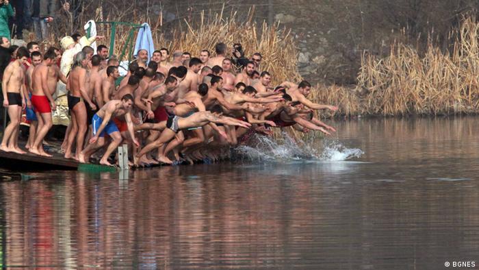 Всяка година на 6 януари млади мъже от всички краища