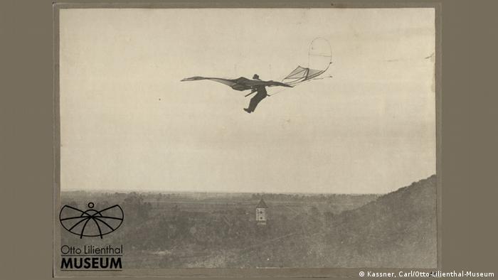 Otto Lilienthal fliegt mit seinem Hängegleiter