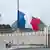 Flagge auf der französischen Botschaft in Berlin auf Halbmast - Foto: Bernd von Jutrczenka (dpa)