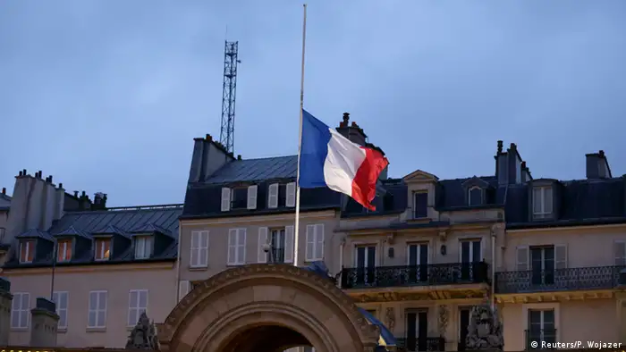 Paris Anschlag auf Charlie Hebdo - Trauer und Flagge auf Halbmast