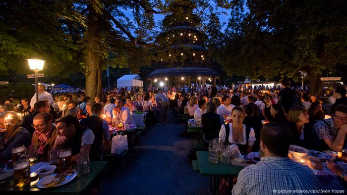 Kocherlball 2014 vollbesetzte Biertische im Englischen Garten München