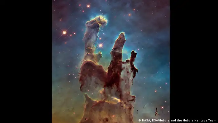 Estas formaciones con aspecto de columnas se encuentran en la nebulosa del Águila, a unos 7.000 años luz de nosotros.