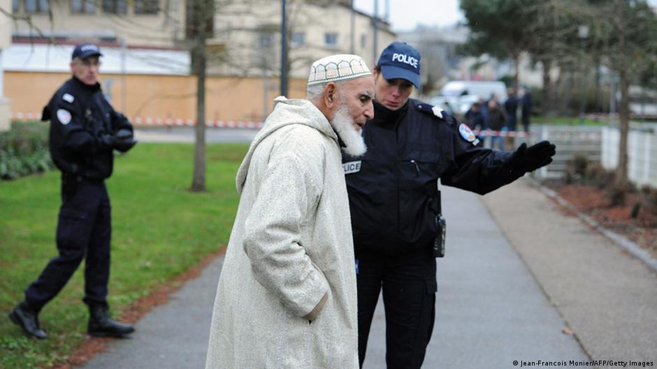 Attacken und Anfeindungen gegen Muslime DW 08.01.2015