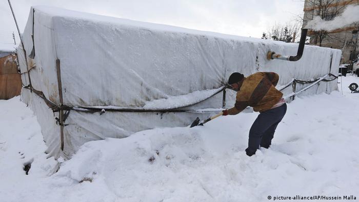 Беженец возле укрытия после снегопада в горном Ливане, январь 2015 года