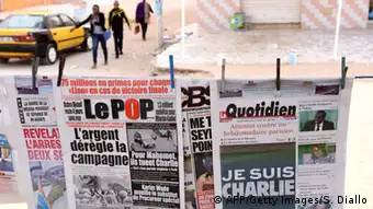 Titelseiten zum Anschlag auf Charlie Hebdo in Dakar, Senegal