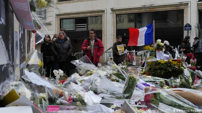 Цветы у редакции Charlie Hebdo в Париже 