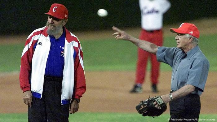 Fidel Castro y Jimmy Carter juegan béisbol.