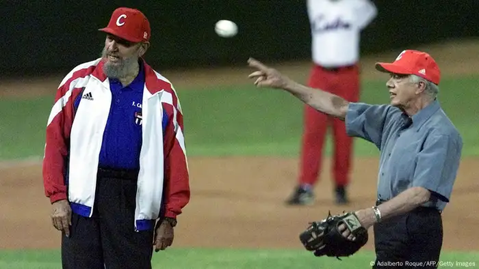 Fidel Castro y Jimmy Carter juegan béisbol.