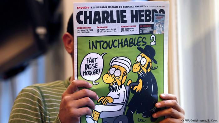Mann liest Charlie Hebdo-Ausgabe mit Mohammed-Karrikatur auf dem Cover - (Foto: Thomas Coex AFP)
