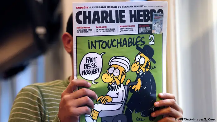 Mann liest Charlie Hebdo-Ausgabe mit Mohammed-Karrikatur auf dem Cover
