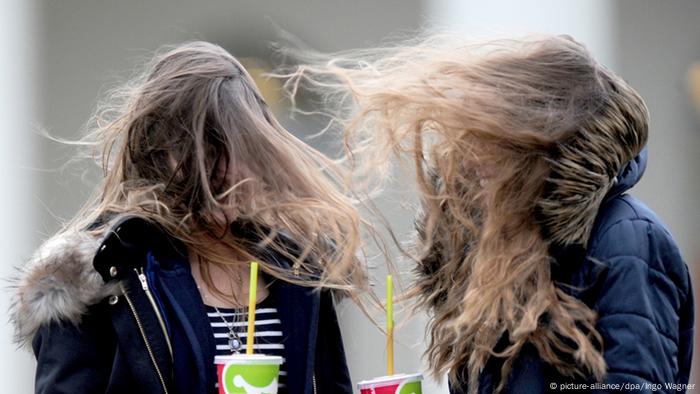 Die Haare zweier Mädchen wehen im Wind