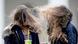 Zwei junge Frauen, denen der Wind die Haare ins Gesicht weht (Foto: dpa) Zwei junge Frauen, denen der Wind die Haare ins Gesicht weht (Foto: dpa)