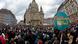 Demonstranten vor der Dresdener Frauenkirche (Foto: DPA) Demonstranten vor der Dresdener Frauenkirche (Foto: DPA)