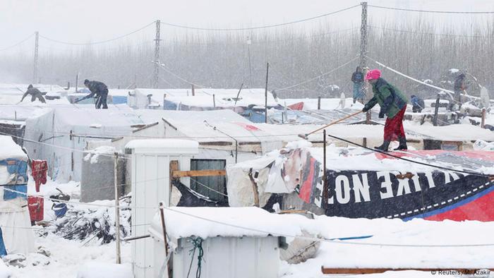 Schnee auf Zeltdächern in einem syrischen Flüchtlingslager auf der Bekaa-Hochebene im Libanon.