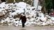 Ein Mann geht an schneebedeckten Trümmern im syrischen Aleppo vorbei (Foto: rtr) Ein Mann geht an schneebedeckten Trümmern im syrischen Aleppo vorbei (Foto: rtr)