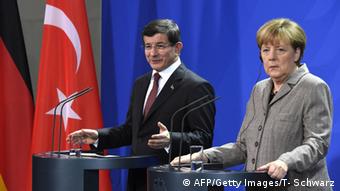 Türkischer Premier Davutoglu mit Merkel in Berlin Foto: TOBIAS SCHWARZ/AFP/Getty Images