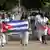 Freigelassene Dissidenten mit kubanischer Flagge marschieren durch Havanna (Foto. reuters)