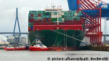 Das Containerschiff «CSCL Globe» der Reederei China Shipping Group läuft am 13.01.2015 in Hamburg in den Hafen ein und macht am Eurogate-Terminal fest. Das größte Schiff der Welt besucht Hamburg auf seiner Jungfernreise. Die «CSCL Globe» ist knapp 400 Meter lang und 58,60 Meter breit und kann 19.100 Container (TEU) tragen. Foto: Daniel Bockwoldt/dpa