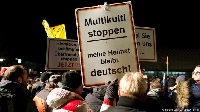 Plakate mit der Aufschrift Mulitikulti stoppen' bei der 'Pegida'-Demonstration in Dresden (Foto: dpa)