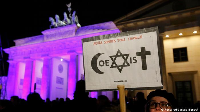 Плакат у Бранденбургских ворот с надписью Coexist - Сосуществовать