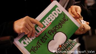 A customer buys the new edition of the French satirical magazine Charlie Hebdo at Gare de Lyon train station, in Paris, France, 14 January 2015 (Photo: EPA/YOAN VALAT +++(c) dpa - Bildfunk+++)