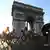 Rad-Peloton vor dem Arc de Triomphe. Foto: Getty Images