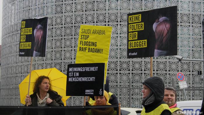 Aktivisten von Amnesty International vor der saudischen Botschaft in Berlin (Foto: DW)