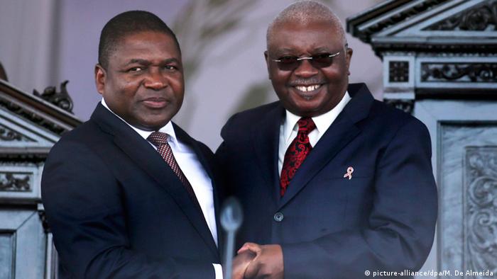 Presidente moçambicano, Filipe Nyusi (esq.), e o seu antecessor, Armando Guebuza