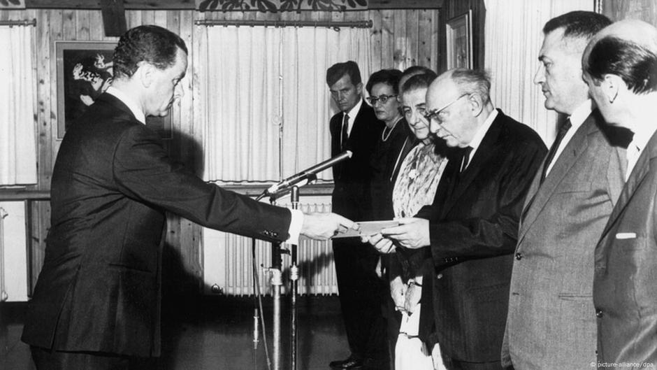 Rolf Pauls kao prvi ambasador Nemačke u Izraelu predaje akreditiv (avgust 1965)