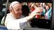 Papst Franziskus winkt in Manila aus dem Fenster seines Wagens (Foto: Reuters) Papst Franziskus winkt in Manila aus dem Fenster seines Wagens (Foto: Reuters)