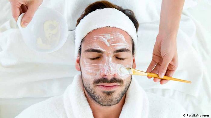 Мужчине наносят маску на лицо