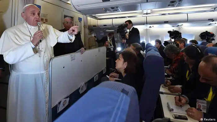Papst Franziskus im Flugzeug