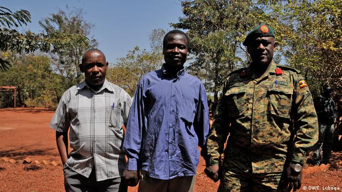 Dominic Ongwen, encore commandant de la LRA (au milieu)