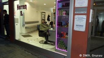 Ein Mann sitzt bei einem türkischen Friseur in München (Foto: DW/A. Grunau)
