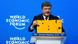 Петр Порошенко с фрагментом автобуса, попавшего под обстрел под Волновахой Петр Порошенко с фрагментом автобуса, попавшего под обстрел под Волновахой