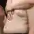 Symbolbild Übergewicht Kind Mutter Bauch Speckfalten dicker Bauch