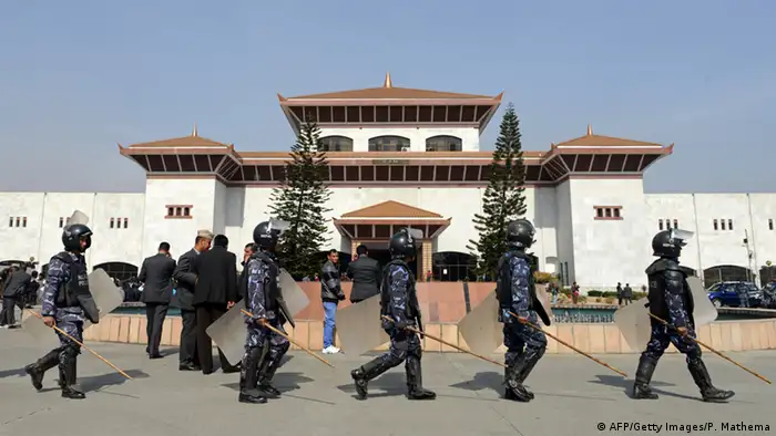 Nepal Tumulte im Parlament 22.01.2015 Polizei vor dem Gebäude