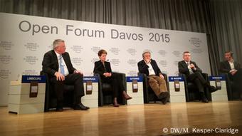 Panel debate el problema de los refugiados en Davos.