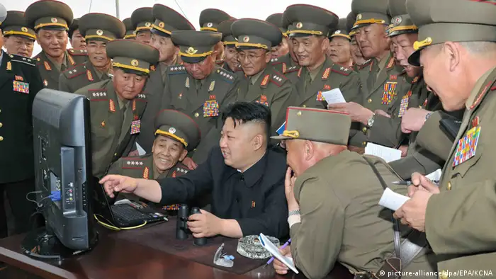 Nordkorea Kim Jong-Un mit Soldaten vor Bildschirm