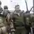 Separatistenführer Sachartschenko (Mitte) mit Gefolgsleuten in Donesk (Foto: TASS)