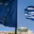 Griechische Fahne neben EU-Flagge (Foto: Milos Bicanski/Getty Images)