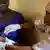 Symbolbild Baby wird in Sierra Leone geimpft
