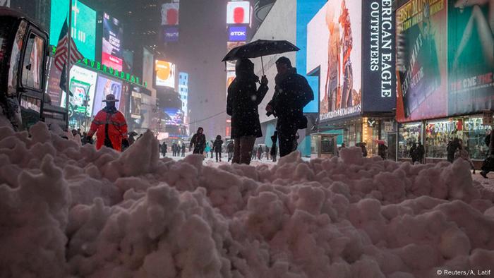 Schnee Legt Offentliches Leben An Us Ostkuste Lahm Aktuell Amerika Dw 27 01 2015