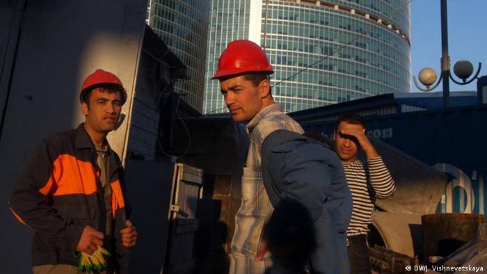 Des travailleurs invités d'Asie centrale sur un chantier de construction à Moscou en 2015