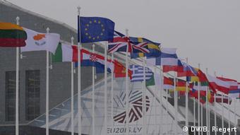 Flaggen der EU-Mitgliedsstaaten vor der Nationalbibliothek in Riga