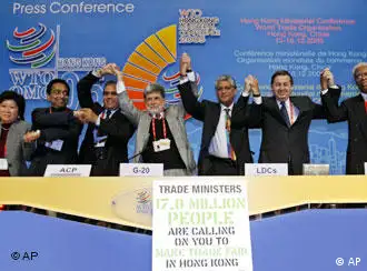 世贸组织香港会议上二十国集团的贸易部长在台上做出团结一致的姿态